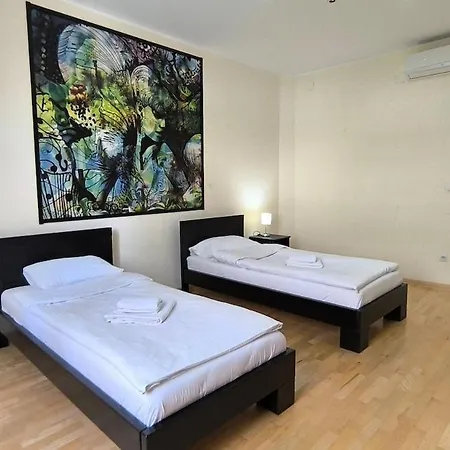 Appartement 12 Beds 4 Baths 2 Renovated Apts 2nd & 3rd Flr Belgrade