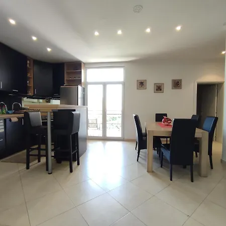 12 Beds 4 Baths 2 Renovated Apts 2nd & 3rd Flr Appartement