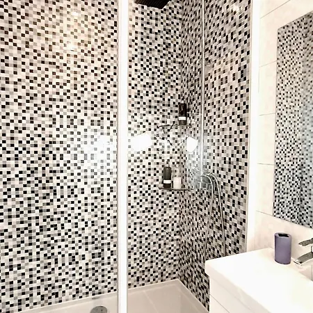 12 Beds 4 Baths 2 Renovated Apts 2nd & 3rd Flr Appartement