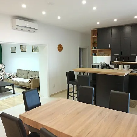 12 Beds 4 Baths 2 Renovated Apts 2nd & 3rd Flr Appartement