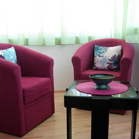 12 Beds 4 Baths 2 Renovated Apts 2nd & 3rd Flr Daire *