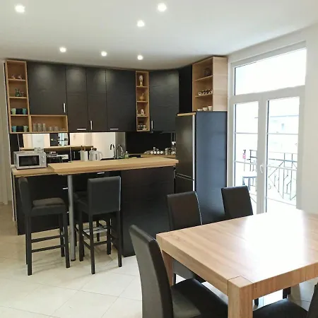 12 Beds 4 Baths 2 Renovated Apts 2nd & 3rd Flr Appartement Belgrade