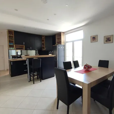 12 Beds 4 Baths 2 Renovated Apts 2nd & 3rd Flr Daire Belgrad