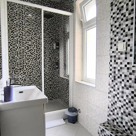 12 Beds 4 Baths 2 Renovated Apts 2nd & 3rd Flr Appartement Belgrade